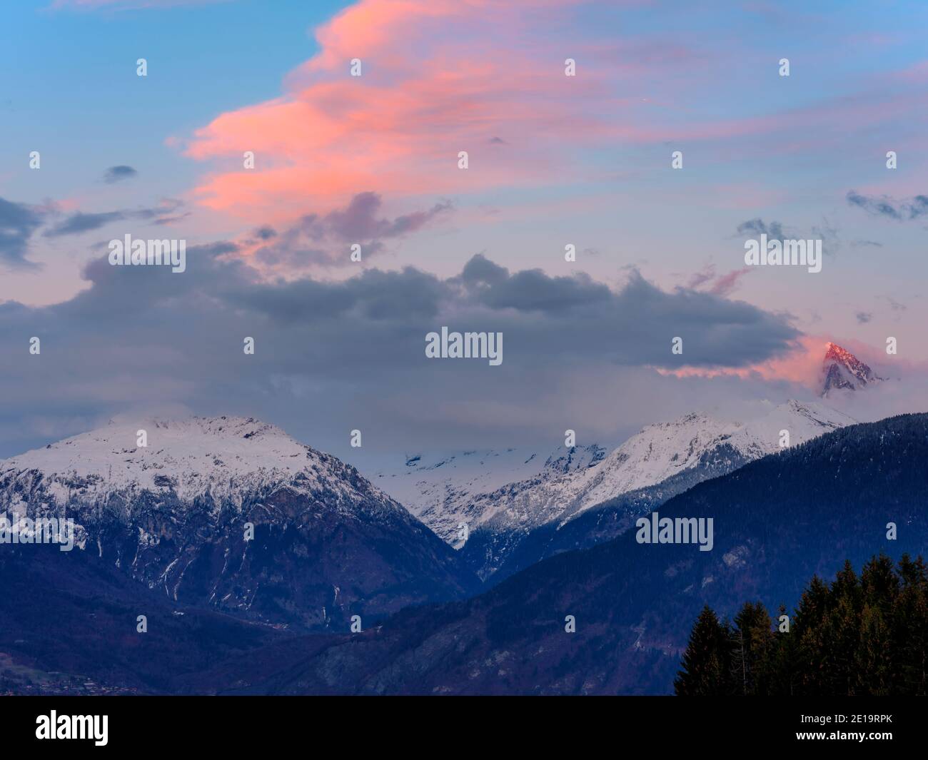 Catena del massiccio del Monte Bianco in inverno all'alba Foto Stock