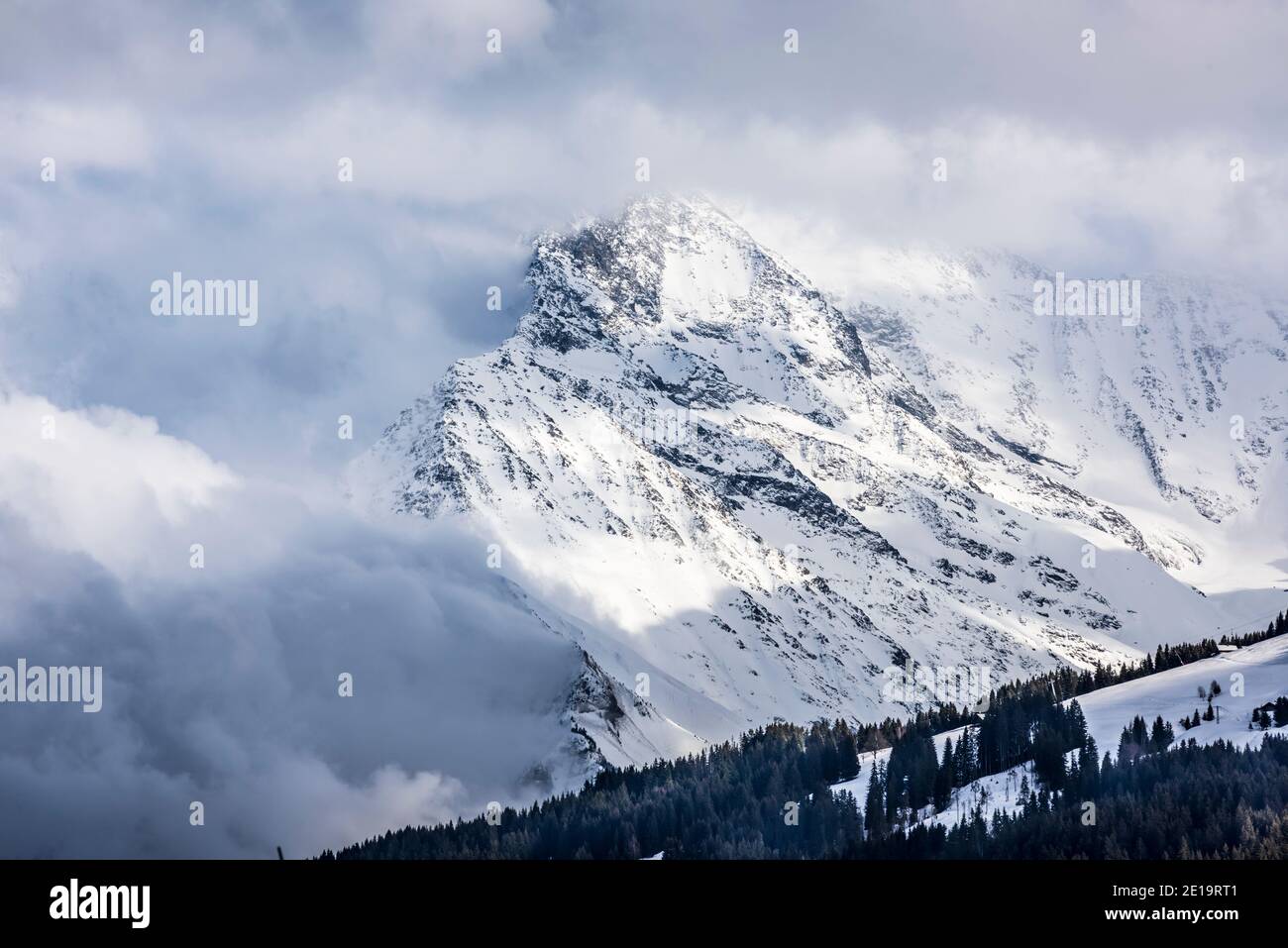 Vista panoramica dal dipartimento dell'alta Savoia verso il Monte Bianco massiccio nelle nuvole Foto Stock