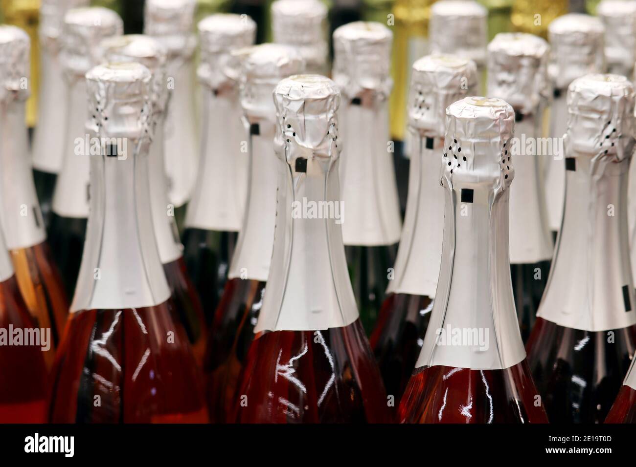 Bottiglie di vino frizzante in un supermercato. Champagne in enoteca, industria dell'alcol Foto Stock