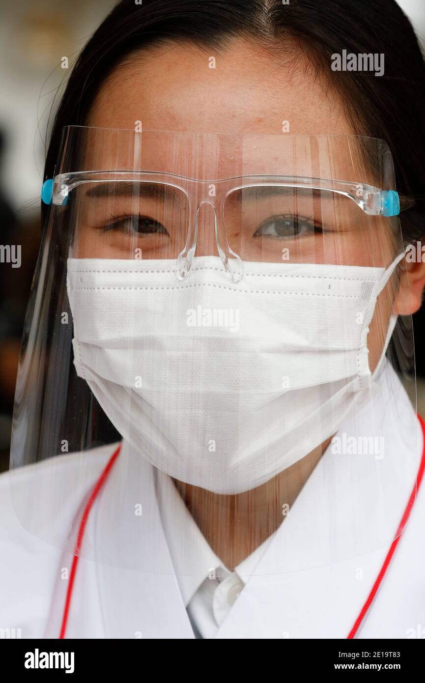Tokyo, Giappone. 5 gennaio 2021. Un membro del personale indossa una maschera protettiva e uno scudo al Santuario di Kanda Myojin. Gli imprenditori giapponesi hanno visitato il santuario per pregare per la fortuna negli affari il 04 e 05 gennaio, i primi giorni lavorativi dell'anno. Credit: Rodrigo Reyes Marin/ZUMA Wire/Alamy Live News Foto Stock