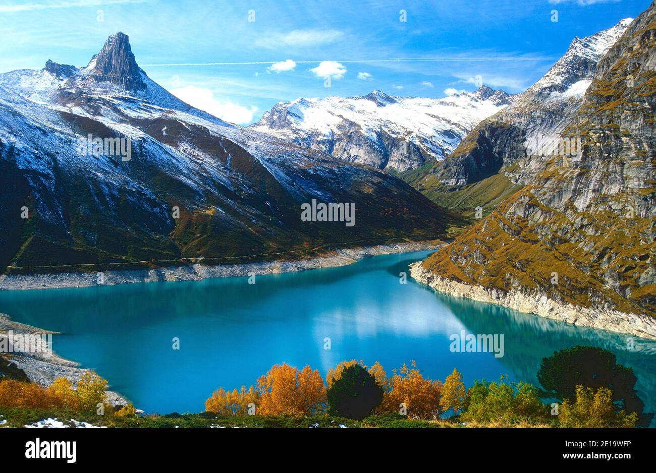 Lago, Zervreilasee, diga, montagne, Zervreilahorn, T. di Gorzora, neve, colori autunnali, Alpi, Cantone di Graubünden, Svizzera Foto Stock