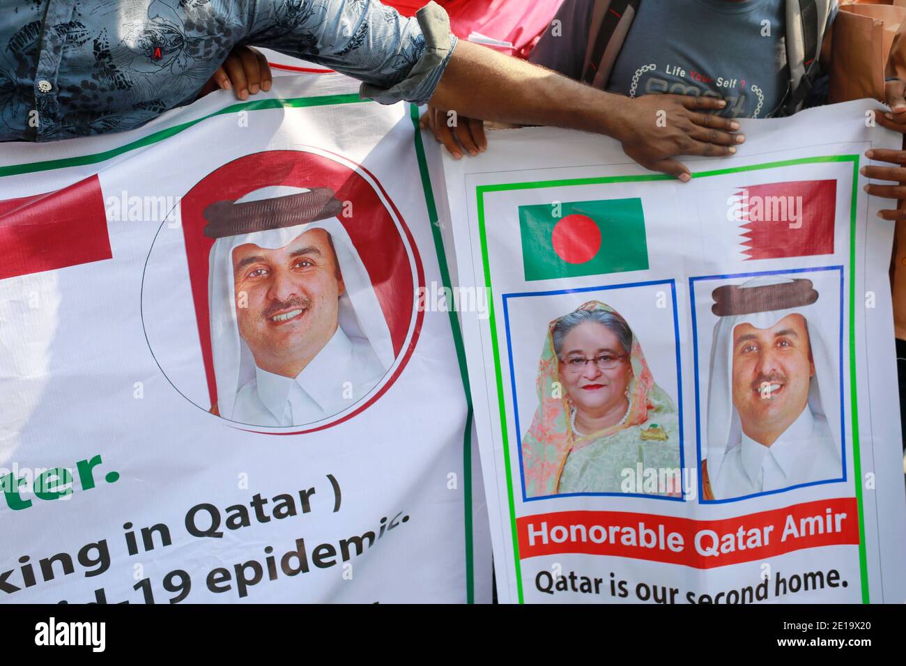 Dhaka, Bangladesh. 5 gennaio 2021. Un gruppo di migranti del Bangladesh che lavorano in Qatar dimostra di fronte al Ministero degli Affari Esteri che chiede urgente attenzione al governo per facilitare il loro ritorno in Medio Oriente, a Dhaka, Bangladesh, il 05 gennaio 2021. Credit: Suvra Kanti Das/ZUMA Wire/Alamy Live News Foto Stock