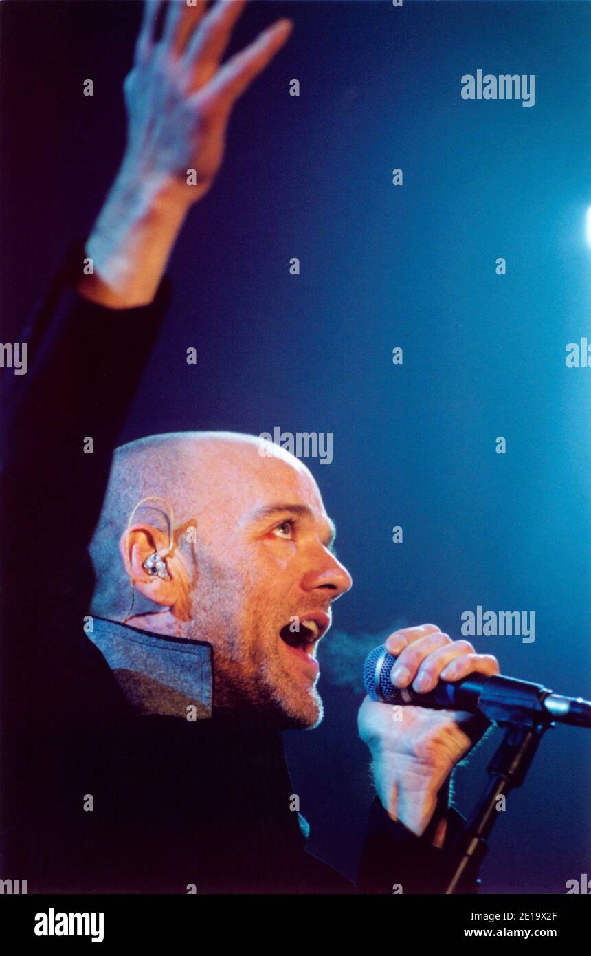 Michael Stipe, cantante della band americana alternative rock R.E.M., si esibisce al Celebrate South Africa Freedom Day Concert on the Square, Londra. Foto Stock