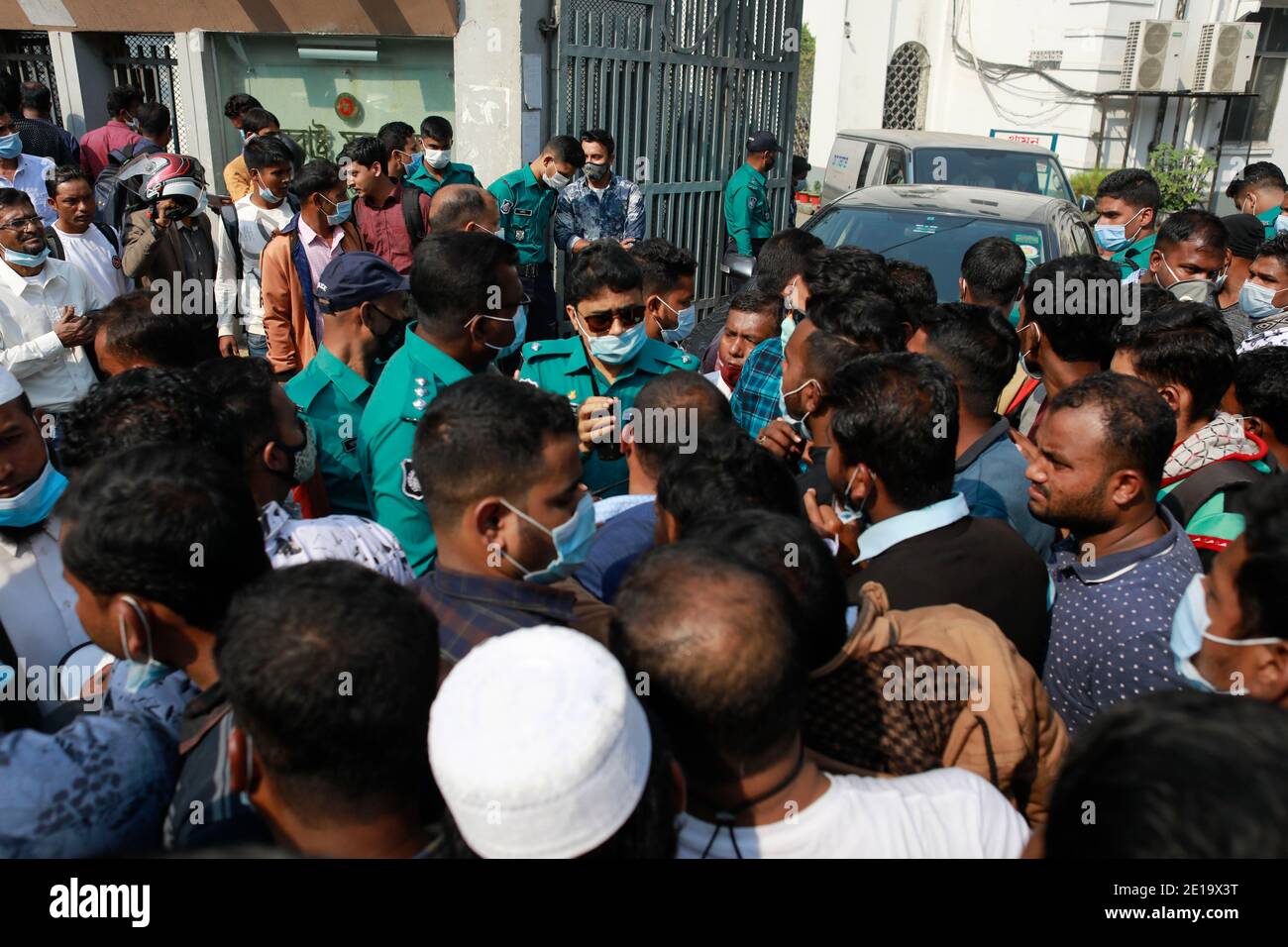 Dhaka, Bangladesh. 5 gennaio 2021. Un gruppo di migranti del Bangladesh che lavorano in Qatar dimostra di fronte al Ministero degli Affari Esteri che chiede urgente attenzione al governo per facilitare il loro ritorno in Medio Oriente, a Dhaka, Bangladesh, il 05 gennaio 2021. Credit: Suvra Kanti Das/ZUMA Wire/Alamy Live News Foto Stock