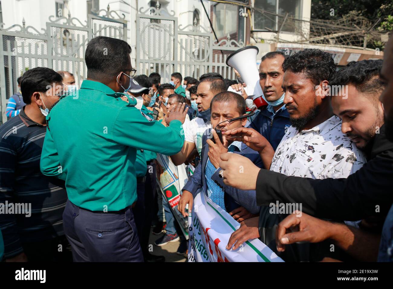 Dhaka, Bangladesh. 5 gennaio 2021. Un gruppo di migranti del Bangladesh che lavorano in Qatar dimostra di fronte al Ministero degli Affari Esteri che chiede urgente attenzione al governo per facilitare il loro ritorno in Medio Oriente, a Dhaka, Bangladesh, il 05 gennaio 2021. Credit: Suvra Kanti Das/ZUMA Wire/Alamy Live News Foto Stock