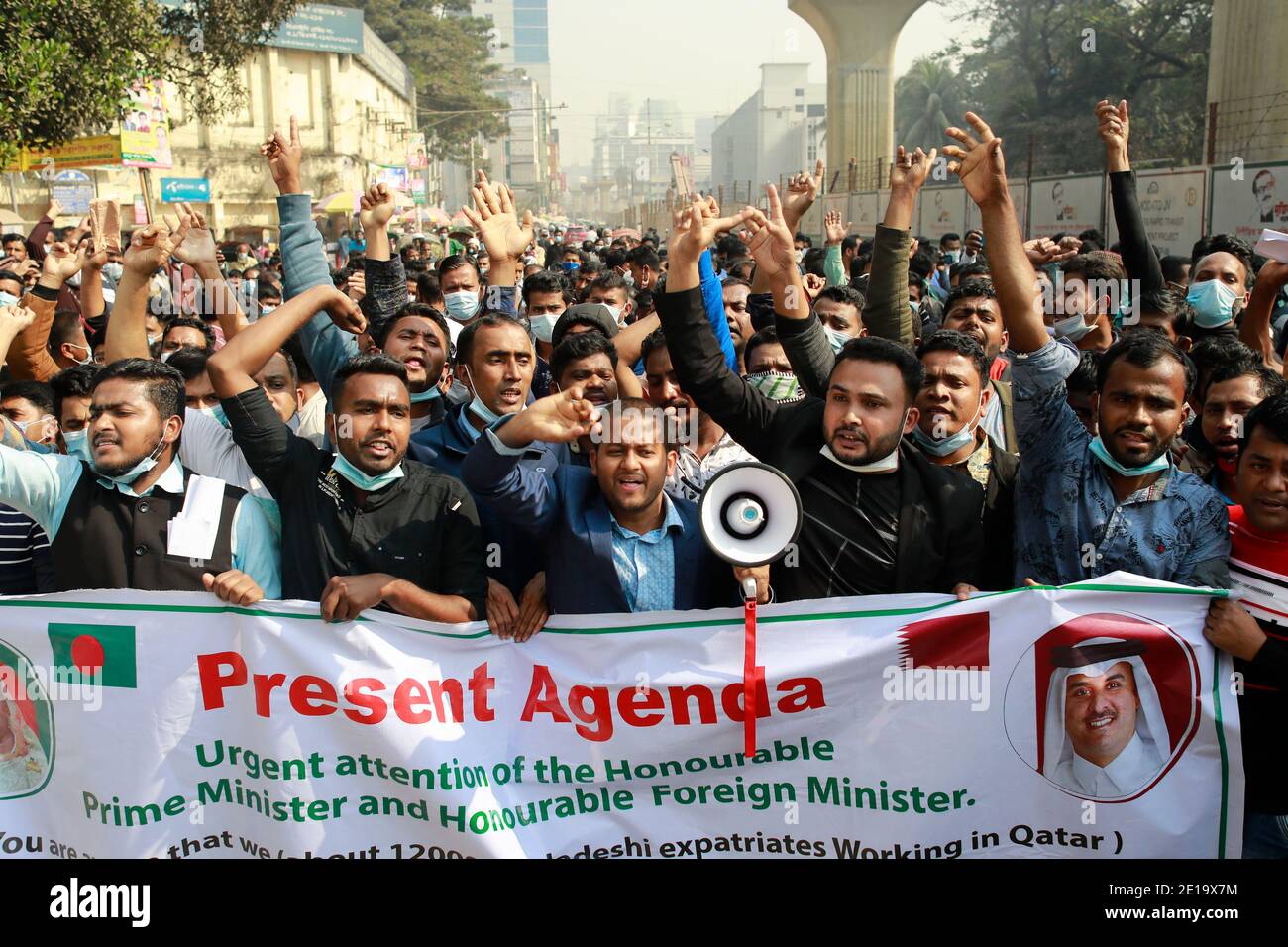 Dhaka, Bangladesh. 5 gennaio 2021. Un gruppo di migranti del Bangladesh che lavorano in Qatar dimostra di fronte al Ministero degli Affari Esteri che chiede urgente attenzione al governo per facilitare il loro ritorno in Medio Oriente, a Dhaka, Bangladesh, il 05 gennaio 2021. Credit: Suvra Kanti Das/ZUMA Wire/Alamy Live News Foto Stock