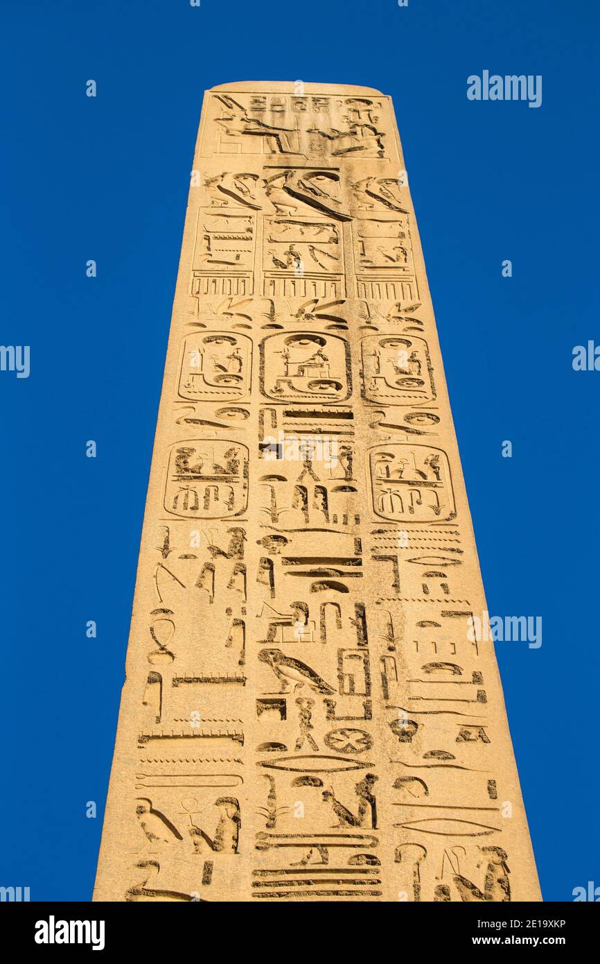 Egitto, Luxor, Tempio di Luxor, Obelisco all'ingresso del tempio Foto Stock