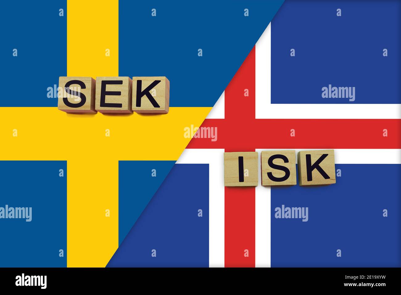 La Svezia e l'Islanda codificano le valute in base alle bandiere nazionali. Concetto di trasferimento di denaro internazionale Foto Stock