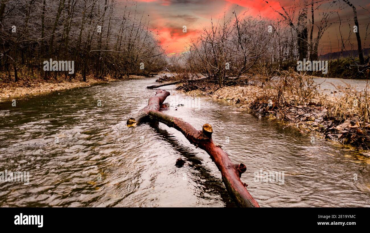 Fuoco e ghiaccio sul torrente nel sud-ovest del Missouri Foto Stock