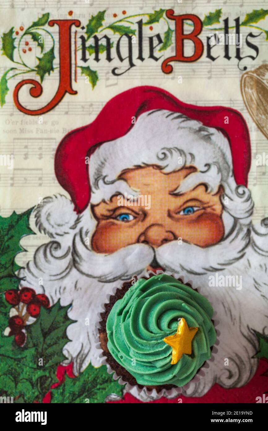 Albero di Natale con torta cuppake stella oro da scatola Di M&S 9 mini cupcakes festivo set su serviette di Natale Natale in tovagliolo Foto Stock