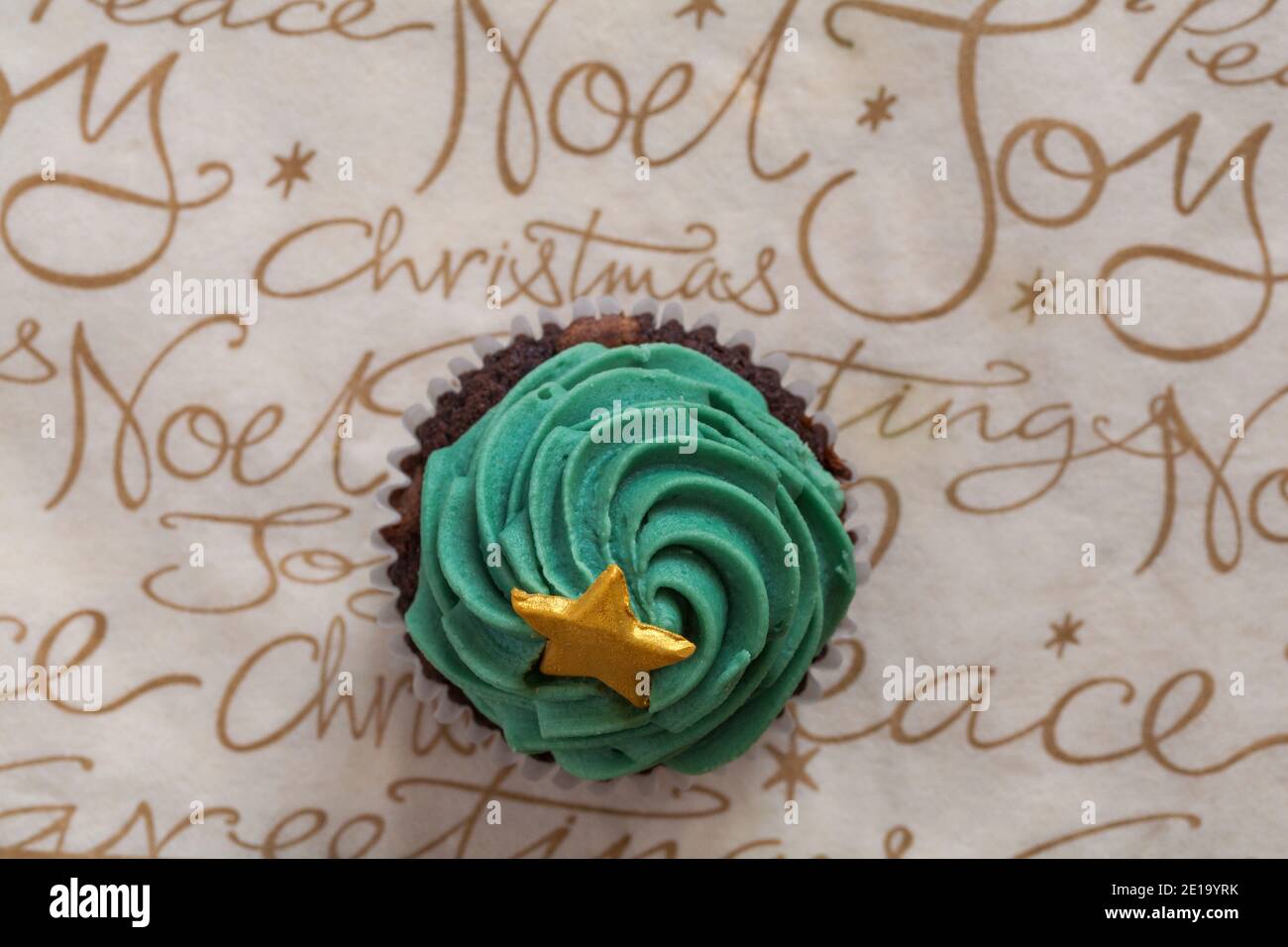 Albero di Natale con torta cuppake stella oro da scatola Di M&S 9 mini cupcakes festivo set su serviette di Natale Natale in tovagliolo Foto Stock