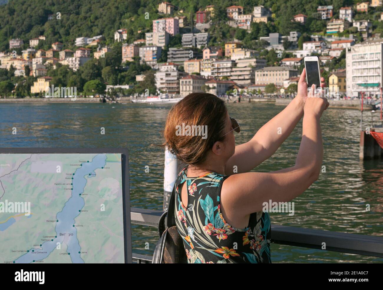 Donna che si ritrae con smartphone davanti al Lago di Como, Como, Italia Foto Stock