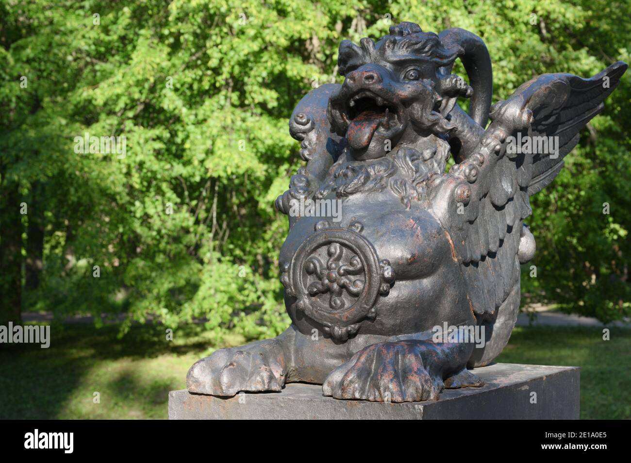 Statua di zinco di un drago al Ponte del Drago nel parco Alexander, Museo di Stato-Riserva Tsarskoe Selo, Pushkin vicino a San Pietroburgo, Russia Foto Stock