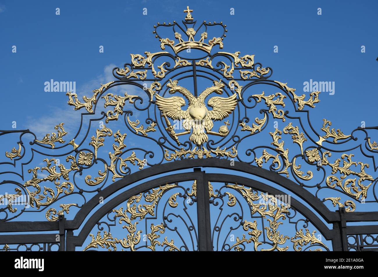 Frammento della porta d'oro restaurata del Palazzo di Caterina nella riserva del Museo di Stato di Tsarskoe Selo, Pushkin vicino a San Pietroburgo, Russia Foto Stock