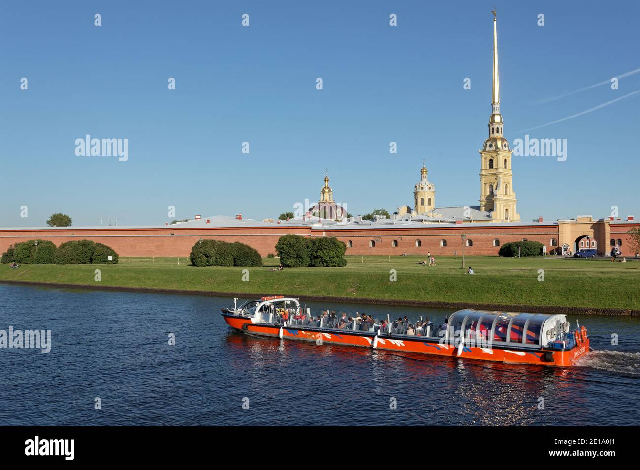 La gente del tour in barca passa attraverso il canale Kronverk contro la fortezza di San Pietro e Paolo con la cattedrale di San Pietro e Paolo a San Pietroburgo, Russia Foto Stock