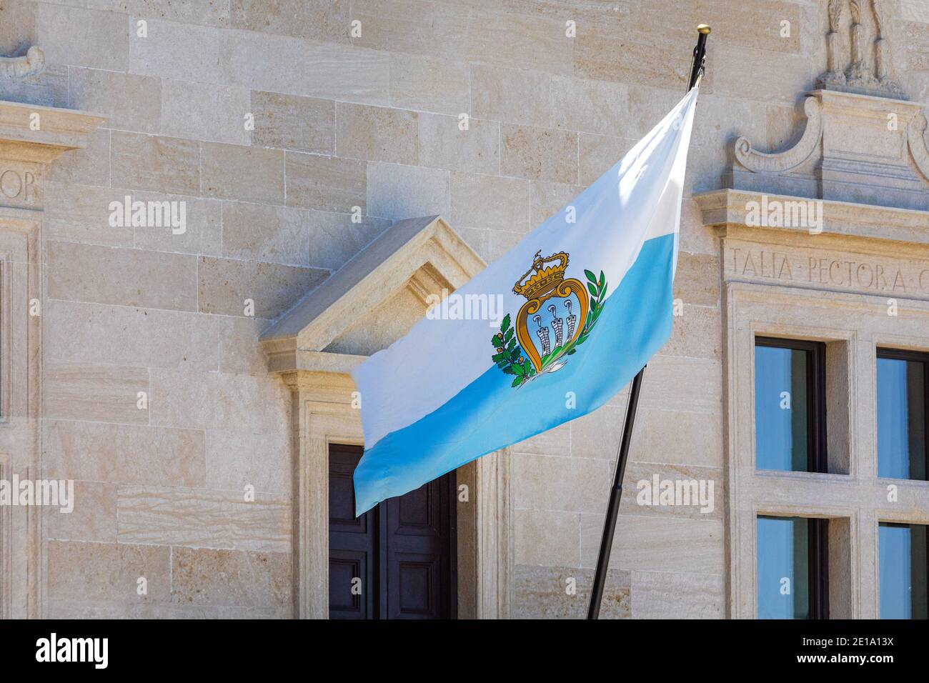 San Marino - 16 giugno 2019: Repubblica Bandiera Blu e Bianca di San Marino all'edificio Foto Stock