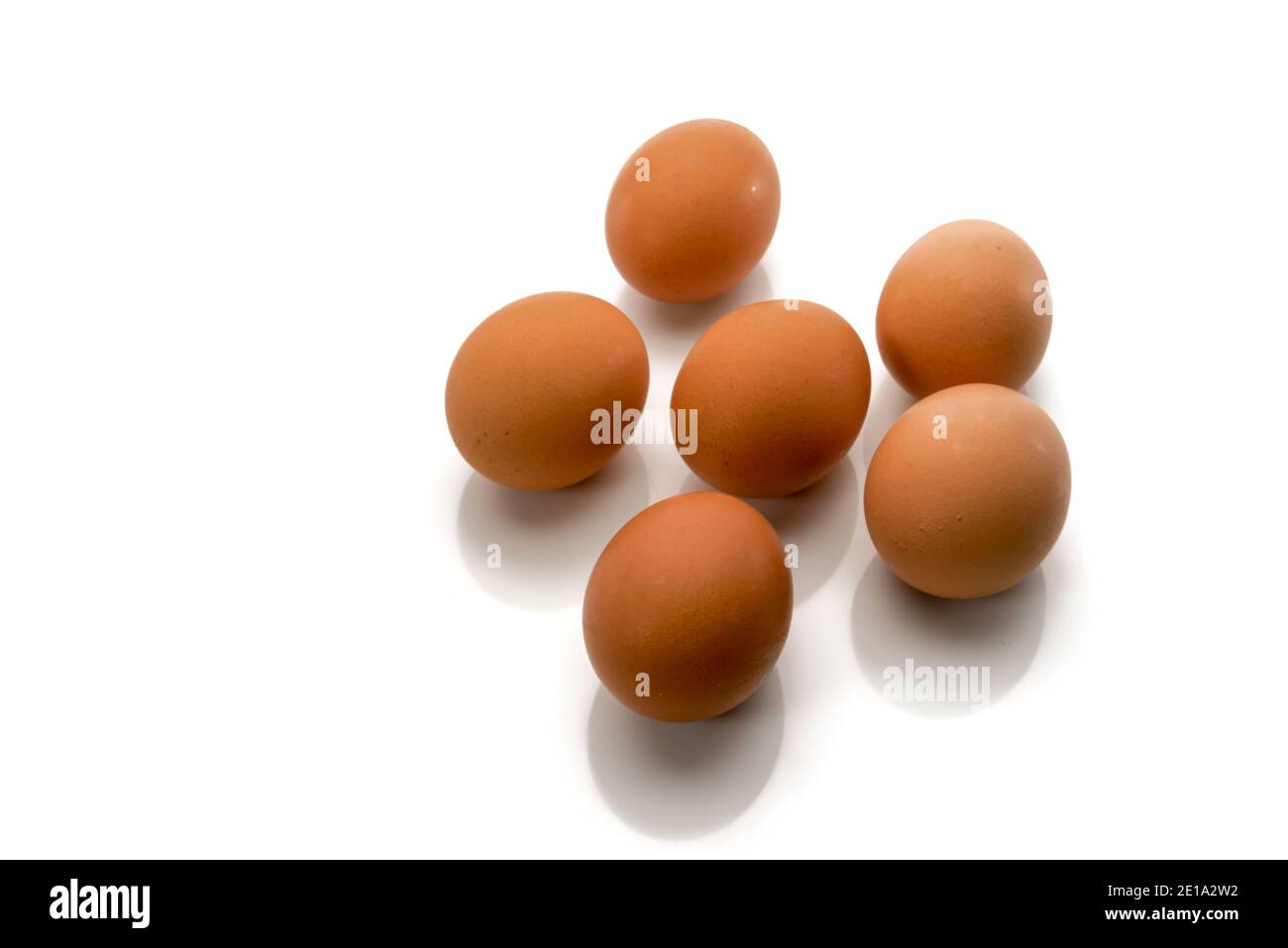 uova isolate su sfondo bianco, sei uova di pollo marroni, mezza dozzina nella vista dall'alto, spazio di testo Foto Stock