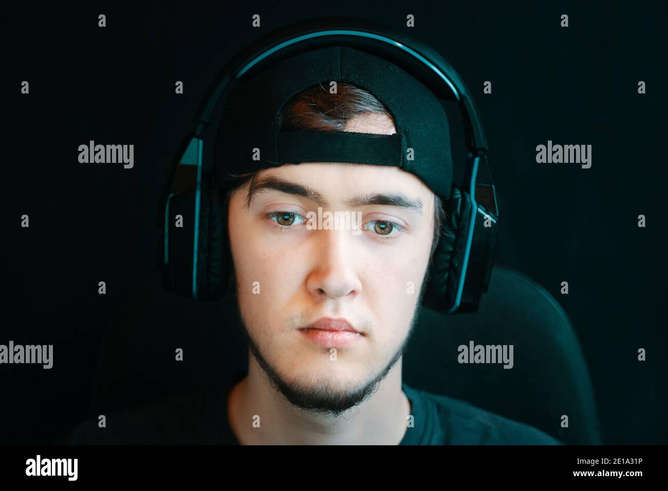Concetto di streamer e videogamer. Cyber sport. Giovane bel giocatore  cercando duro per vincere un round. Il ragazzo con le cuffie Foto stock -  Alamy