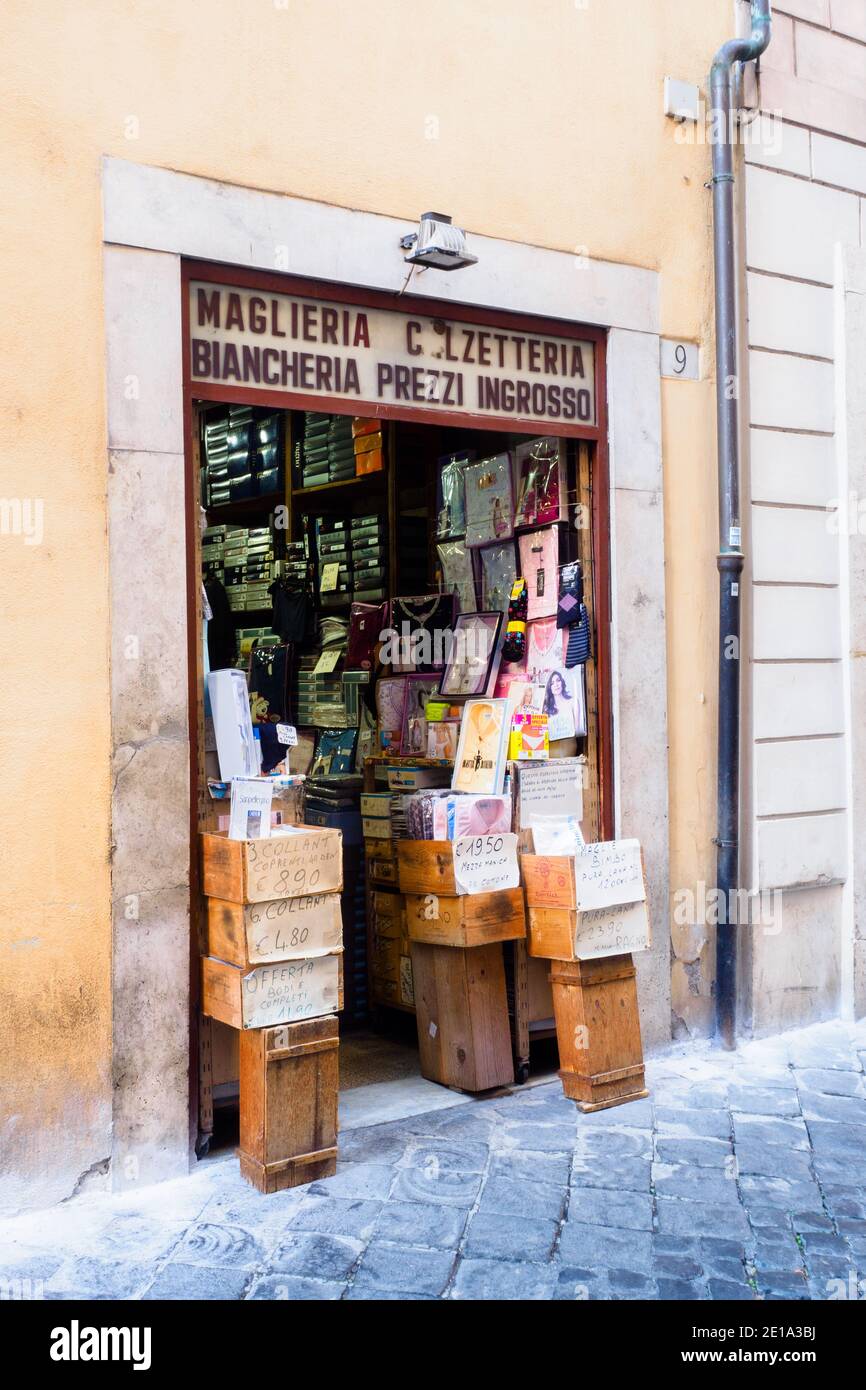 Negozio di maglieria e biancheria nel ghetto - Roma, Italia Foto stock -  Alamy
