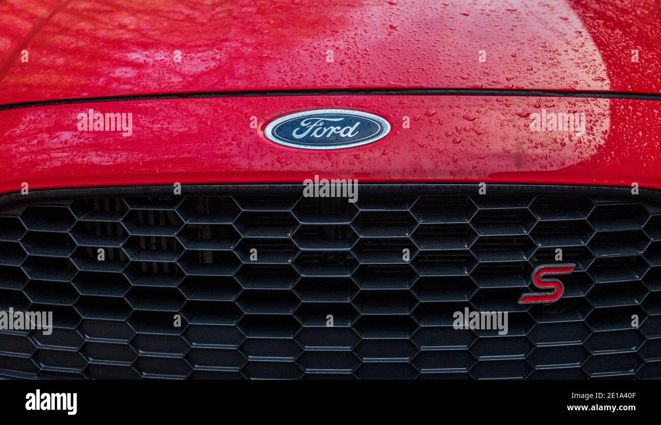 Fronte di una Ford fiesta S rossa con miele combe Grill. Foto Stock