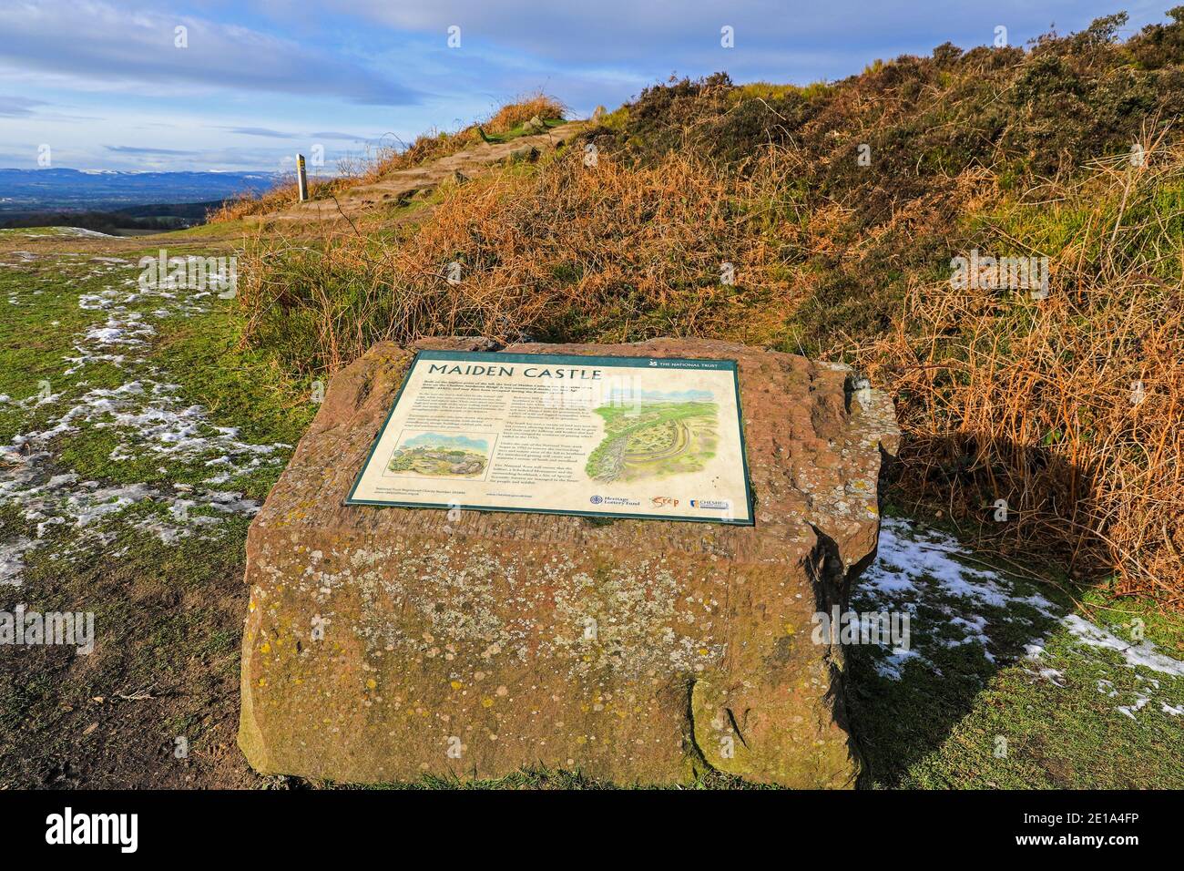 Un cartello per Maiden Castle, un forte della collina dell'Età del ferro, Bickerton Hill, Cheshire, Inghilterra, Regno Unito Foto Stock
