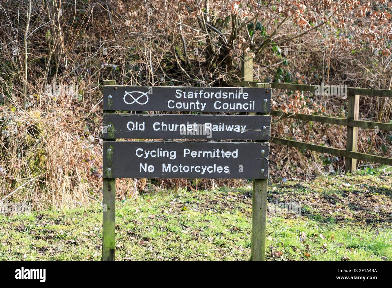 Un segno eretto dallo Staffordshire County Council sulla vecchia linea ferroviaria Churnet a Oakamoor, Staffordshire, Inghilterra, Regno Unito Foto Stock