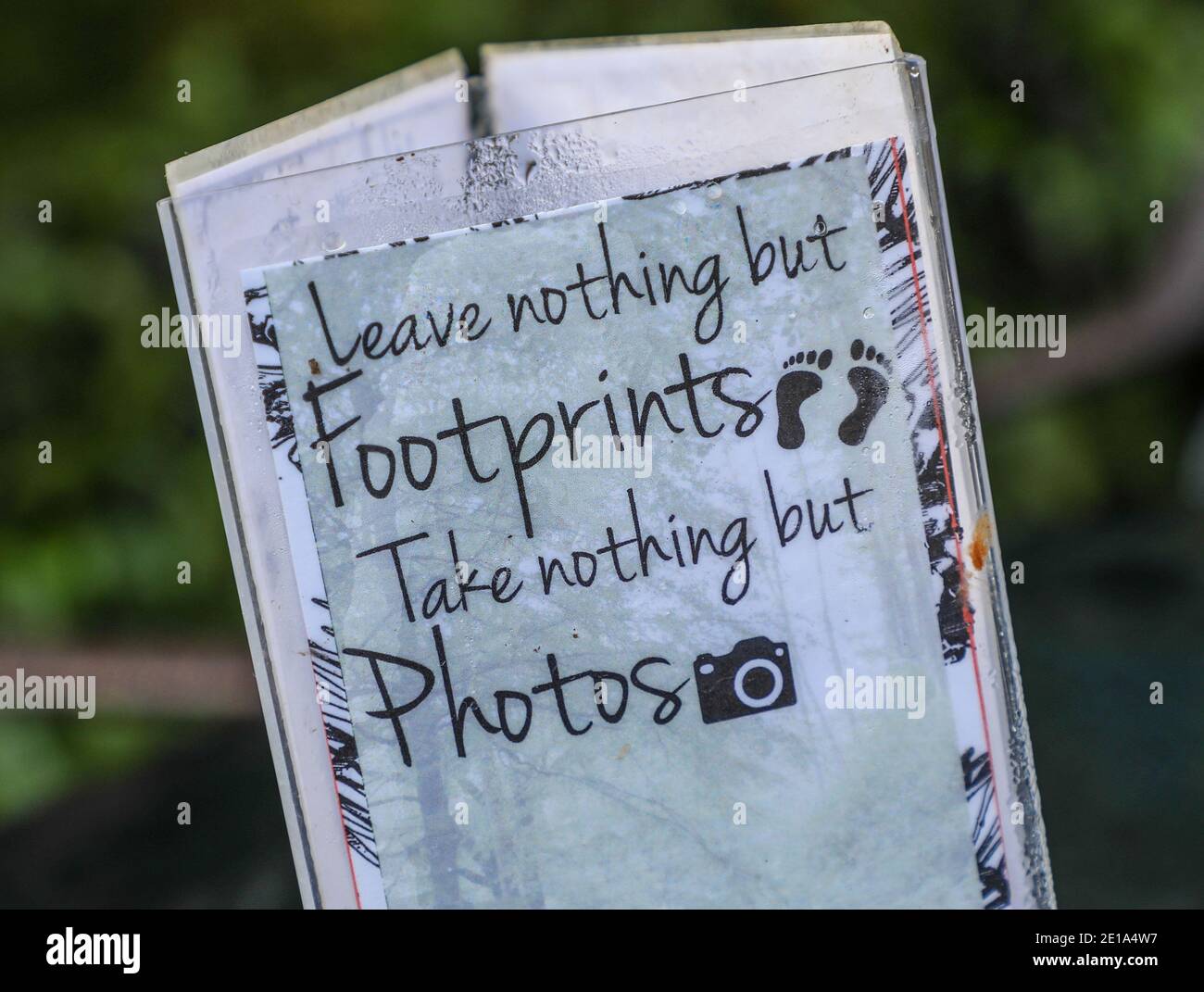 Un cartello fatto in casa che dice: 'Non lasciate altro che impronte, non prendete altro che foto' Oakamoor, Staffordshire, Inghilterra, UK Foto Stock