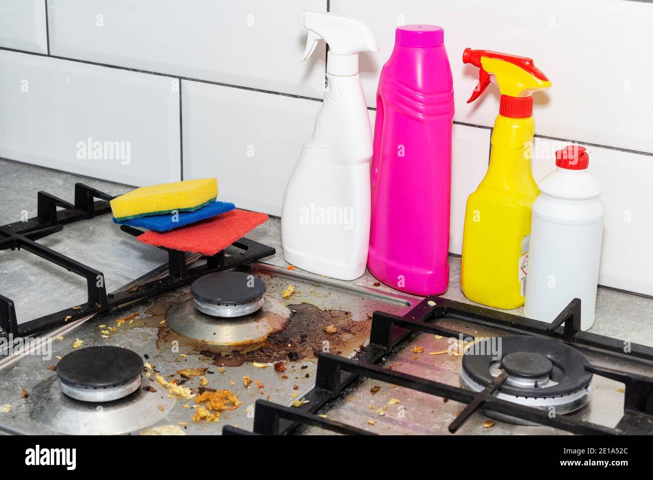 Sporco, cima della stufa a gas con punte di cibo. Pulizia della casa Foto Stock