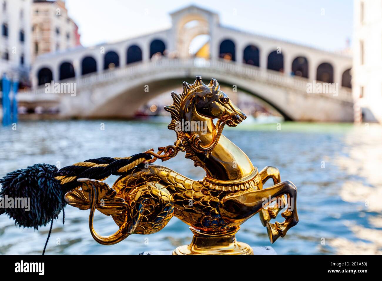 Una decorazione a Cavallo d'Oro su una gondola con il Ponte di Rialto nel Backround, Venezia, Italia. Foto Stock