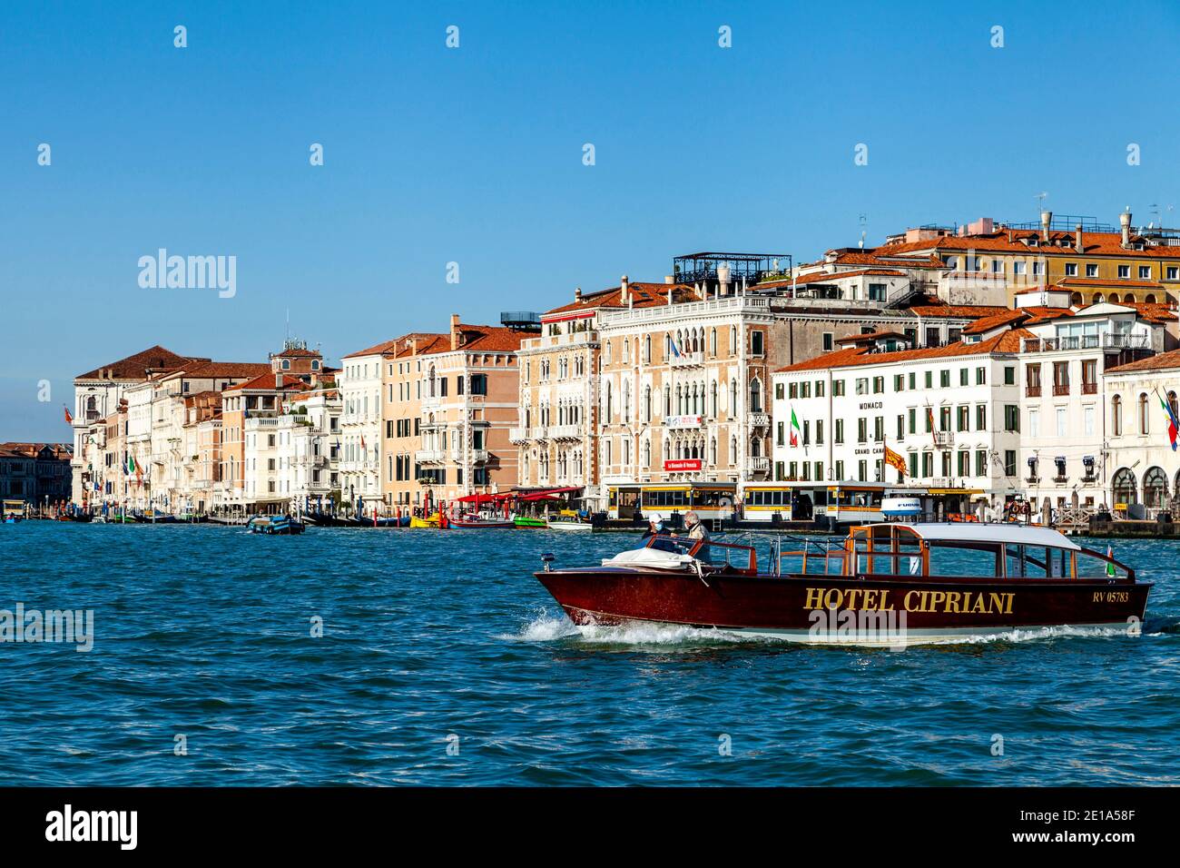 A Hotel Cipriani Water Taxi out sulla Laguna Veneziana, Venezia, Italia. Foto Stock