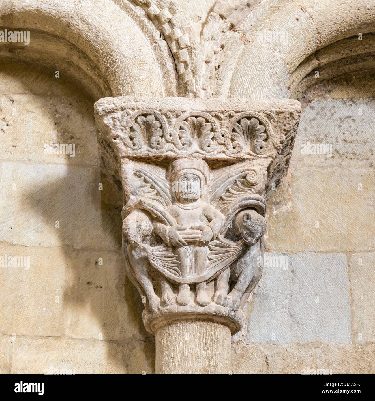 Capitale romanica nella chiesa di San Pedro, castello di Loarre, vicino a Loarre, provincia di Huesca, Aragona, Spagna. Il castello romanico è tra i o della Spagna Foto Stock