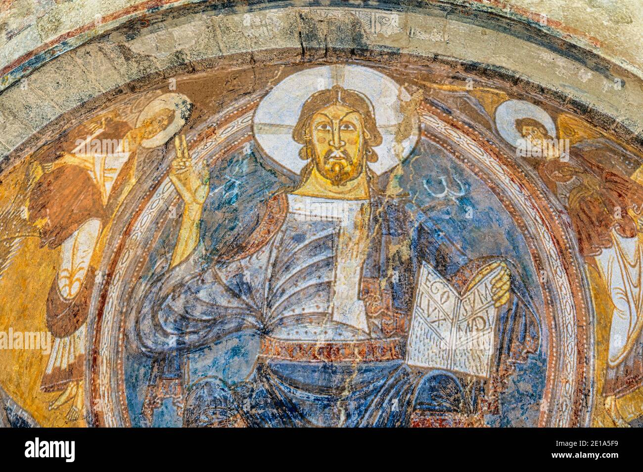 Interno della chiesa romanica di Sant Climent, consacrata nel 1123. Cristo Pantocratore sopra la zona del coro. Taüll, Provincia di Lleida, Catalogna, Sp Foto Stock