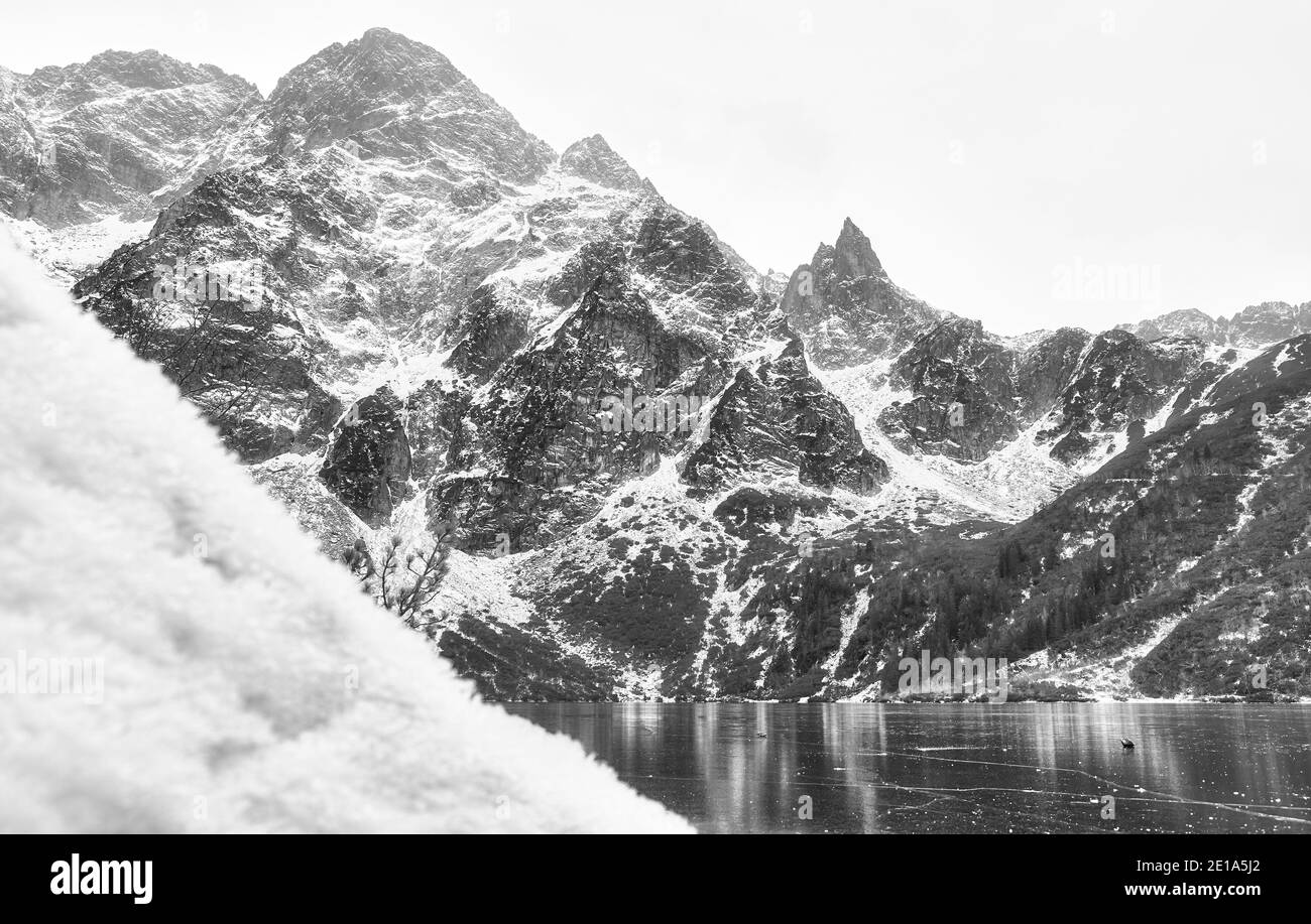 Foto in bianco e nero dei Monti Tatra al Lago di Morskie Oko (occhio del mare) nel Parco Nazionale di Tatra, Polonia. Foto Stock