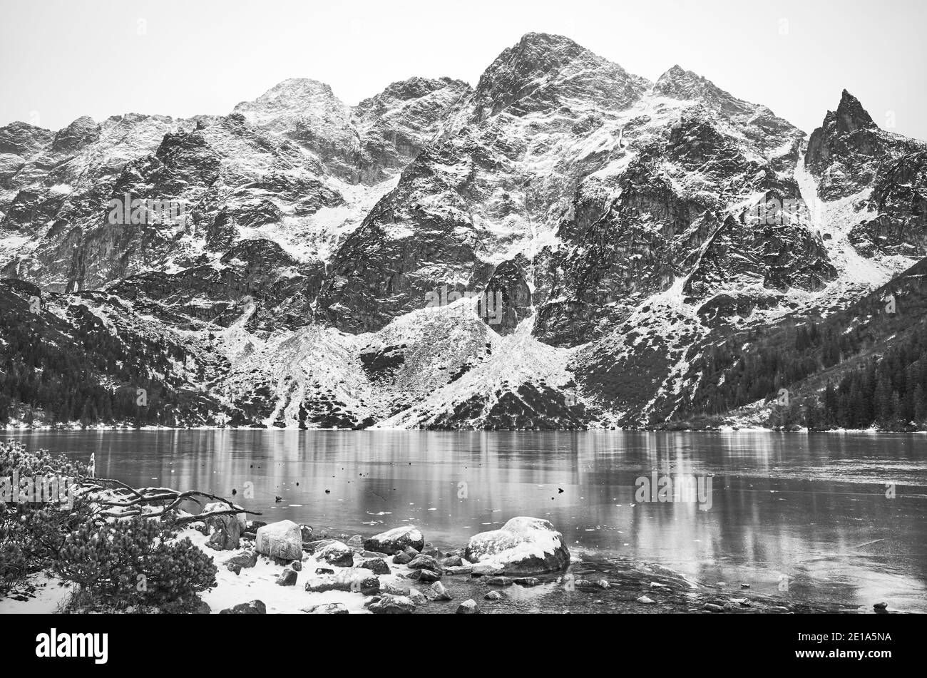 Foto in bianco e nero del lago ghiacciato di Morskie Oko (occhio del mare) nel Parco Nazionale di Tatra, Polonia. Foto Stock