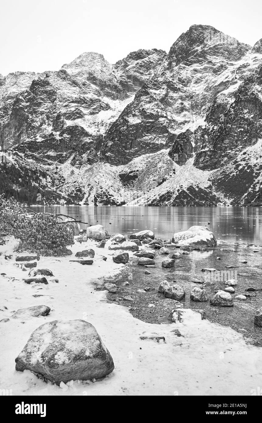 Foto in bianco e nero del lago ghiacciato di Morskie Oko (occhio del mare) nel Parco Nazionale di Tatra, Polonia. Foto Stock