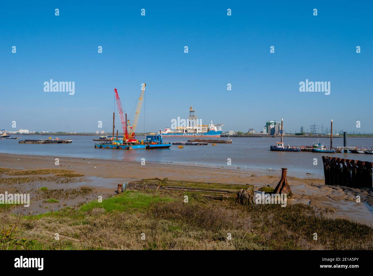 Guardando attraverso il Tamigi da Denton vicino Gravesend verso Tilbury 2 il nuovo sviluppo di porte si costruisce sul sito di la vecchia centrale elettrica di tilbury Foto Stock