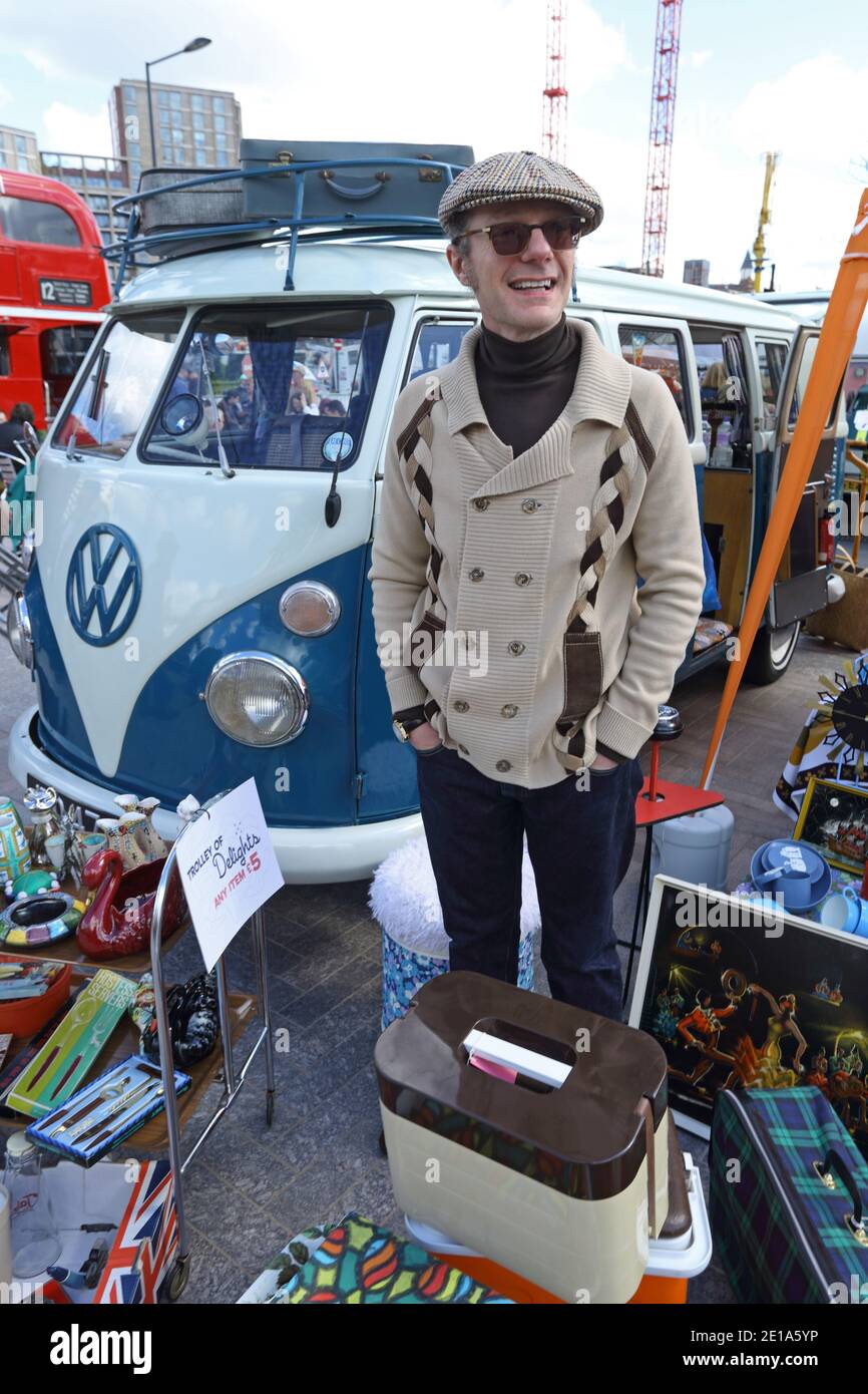 GRAN BRETAGNA /Inghilterra /Londra / uomo con la classica Volkswagen  Campervan alla vendita di stivali per auto classiche a Londra Foto stock -  Alamy