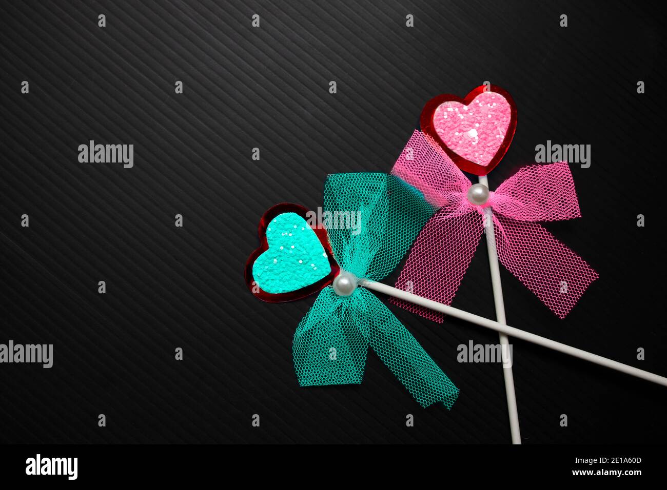 Due cuori su sfondo nero Foto Stock