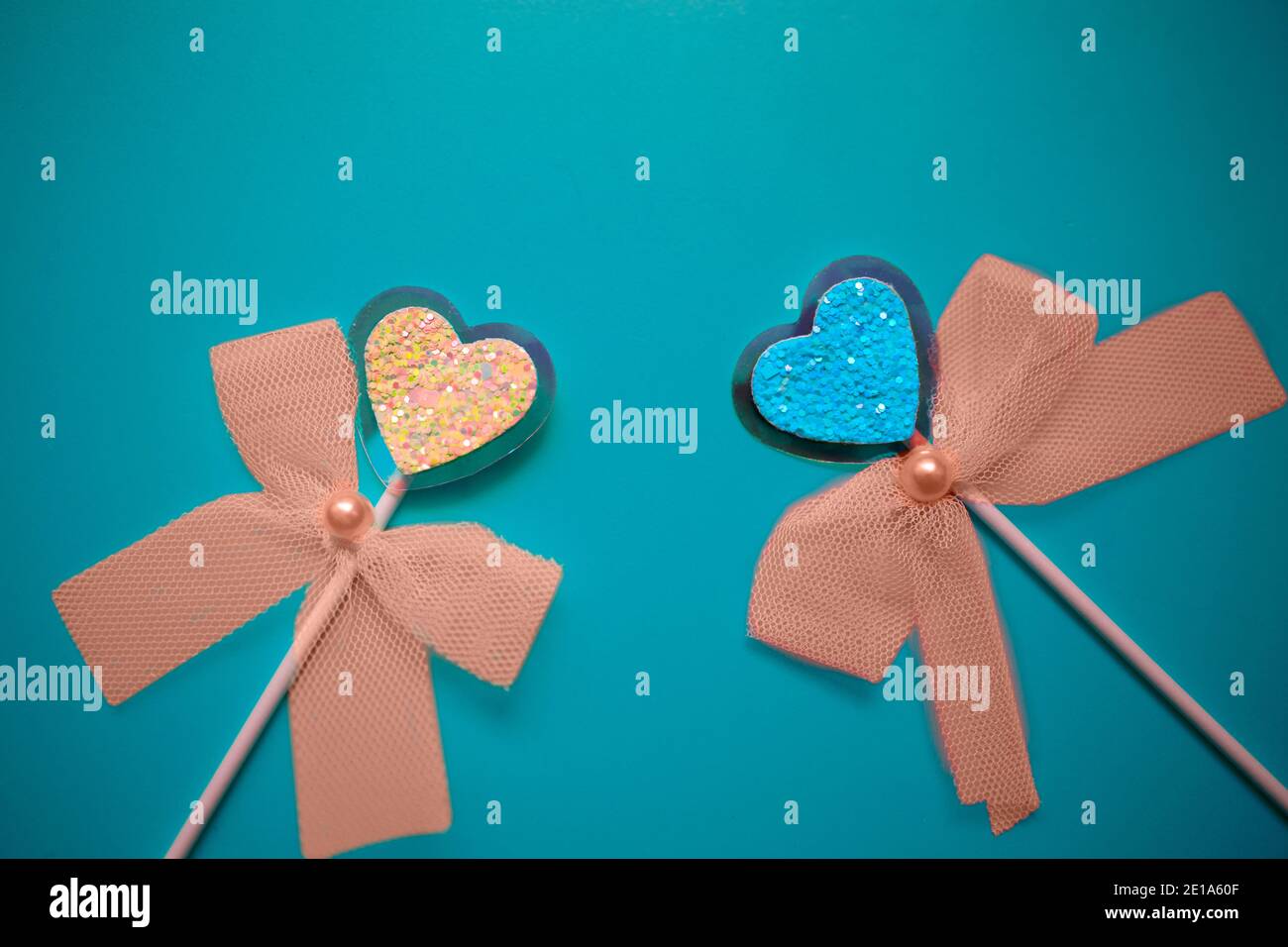 Due cuori su sfondo blu pastello Foto Stock