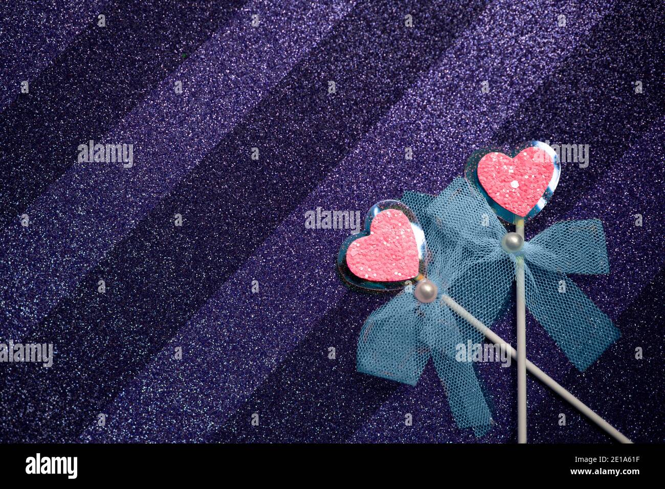 Due cuori su sfondo violetto e scintillante Foto Stock