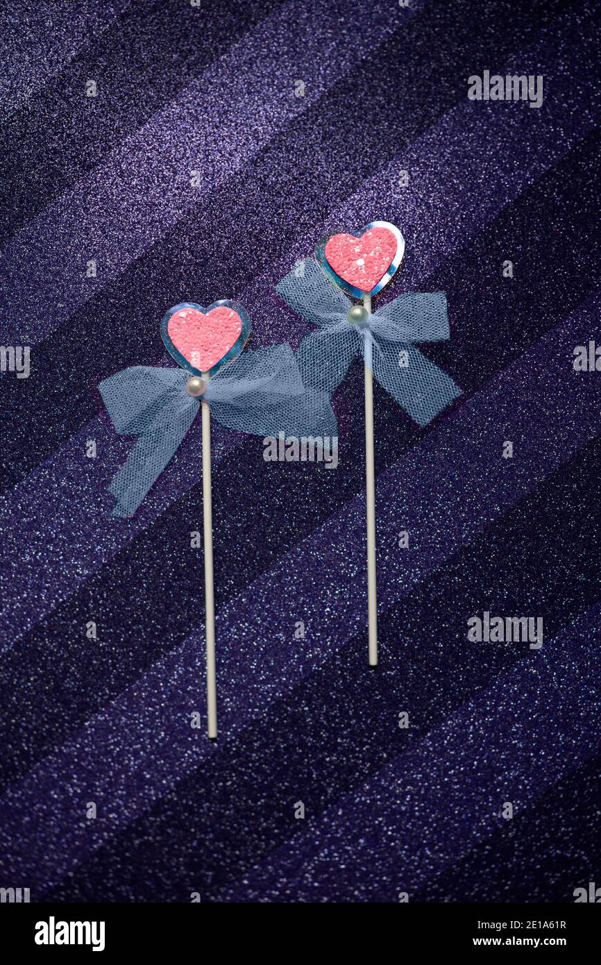 Due cuori su sfondo violetto e scintillante Foto Stock