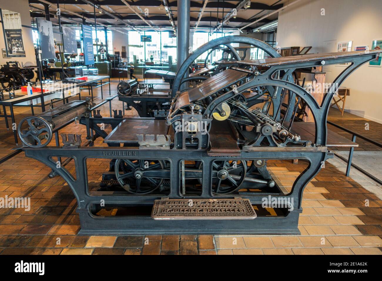 Pressa a cilindro di arresto in ghisa della fine del XIX secolo azionata da un motore a vapore prodotto da H. Jullien all'Industriemuseum/MIAT di Gand, Fiandre, Belgio Foto Stock