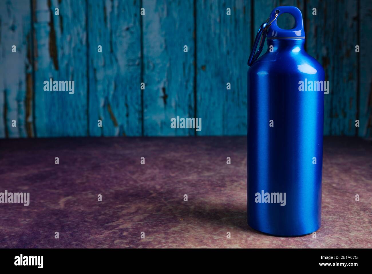 Pallone da vuoto metallico blu. Foto Stock