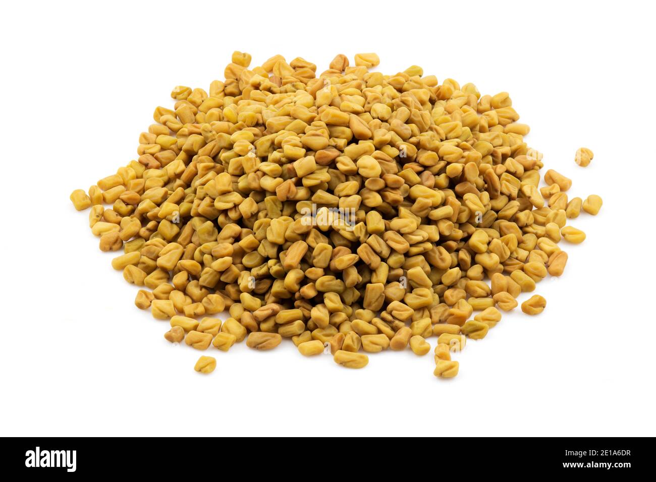 Mucchio di semi di fenugreek su uno sfondo bianco isolato Foto Stock