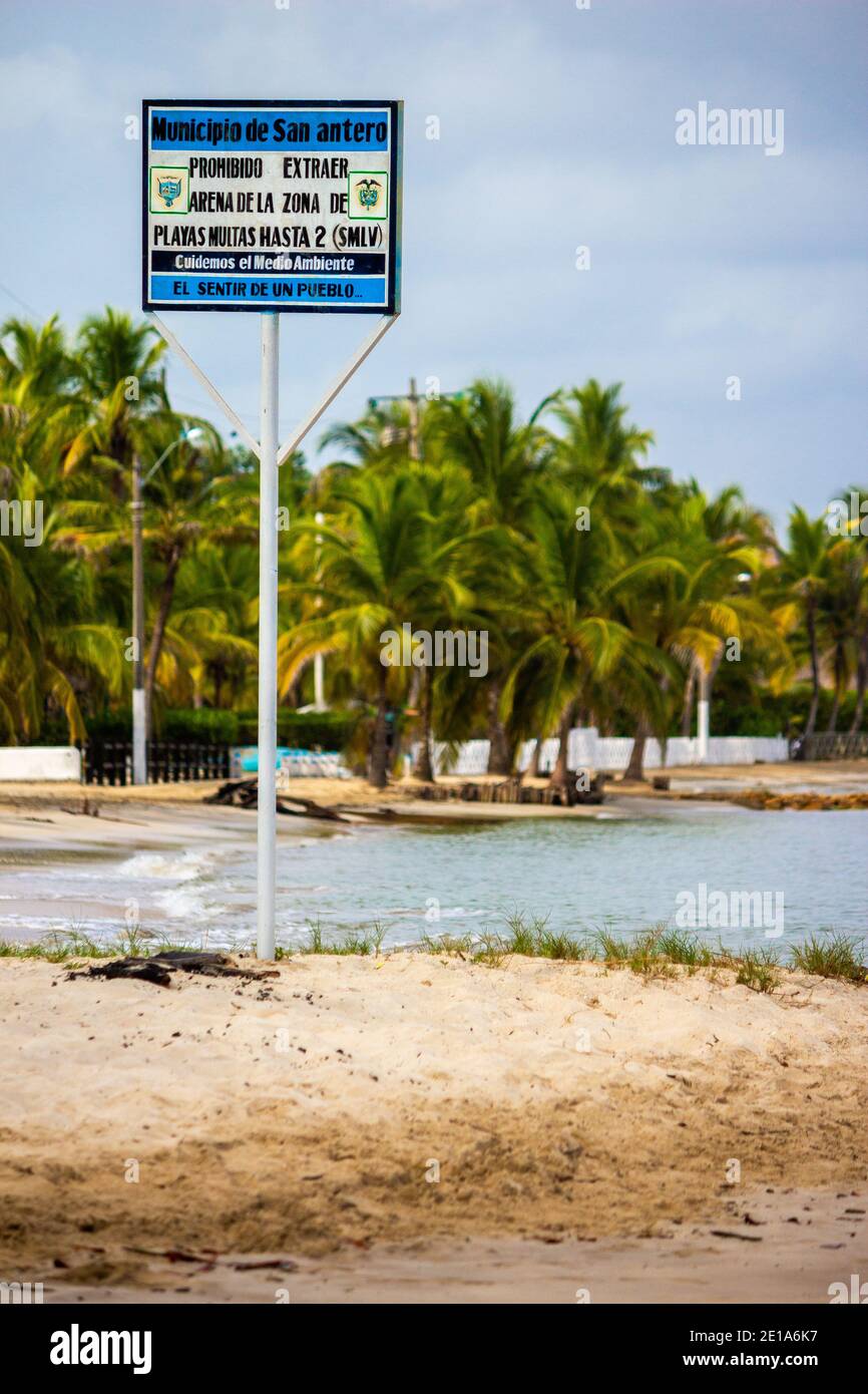 Un cartello installato sulla spiaggia per avvertire i visitatori di evitare qualche tipo di comportamento cattivo. Foto Stock
