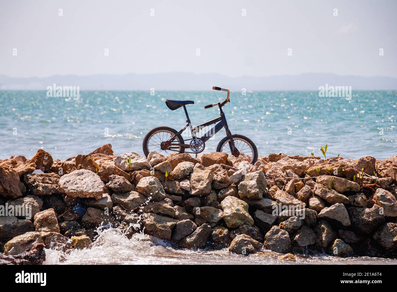 Una scena ideale vista del tipico stile di vita su un oceanico e tranquillo luogo di vivere o di fare una lunga vacanza, alcuni fare un tuffo a lasciare il suo veicolo parke Foto Stock