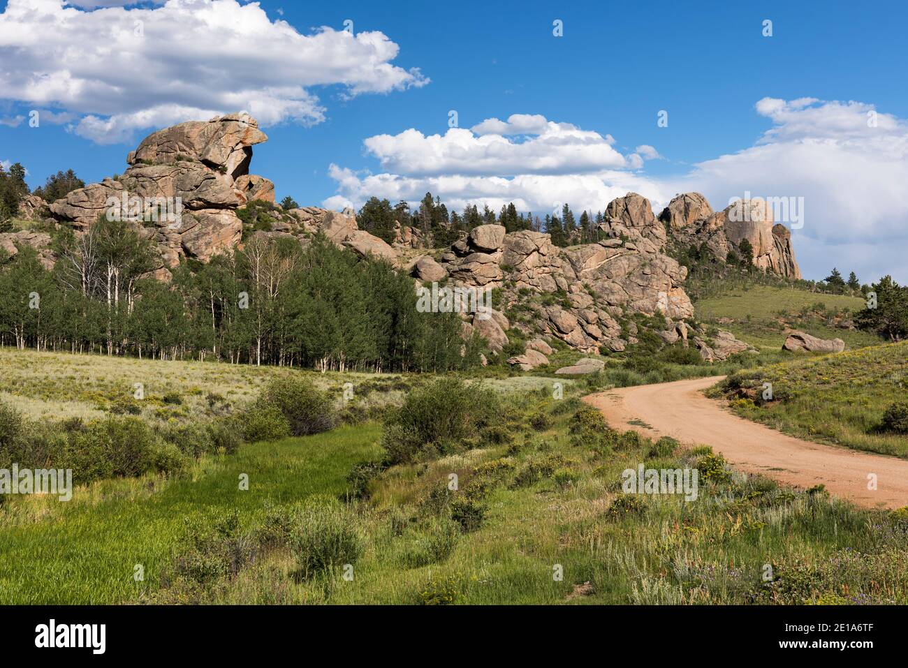 Una strada della contea passa da suggestive formazioni rocciose nel Castle Rock Park nel Colorado centrale. Castle Park si trova all'interno della San Isabel National Forest. Foto Stock