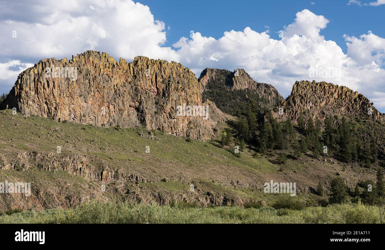 Castle Rock è incorniciato dalla formazione di Castles Rock è appena fuori Trout Creek Pass al di fuori di Buena Vista Colorado. Foto Stock