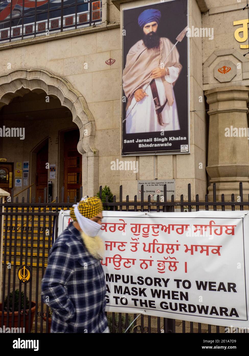Covid consiglio ai fedeli del Gurdwara Sri Singh Sabha a Southall, un sobborgo ad ovest di Londra. Foto Stock