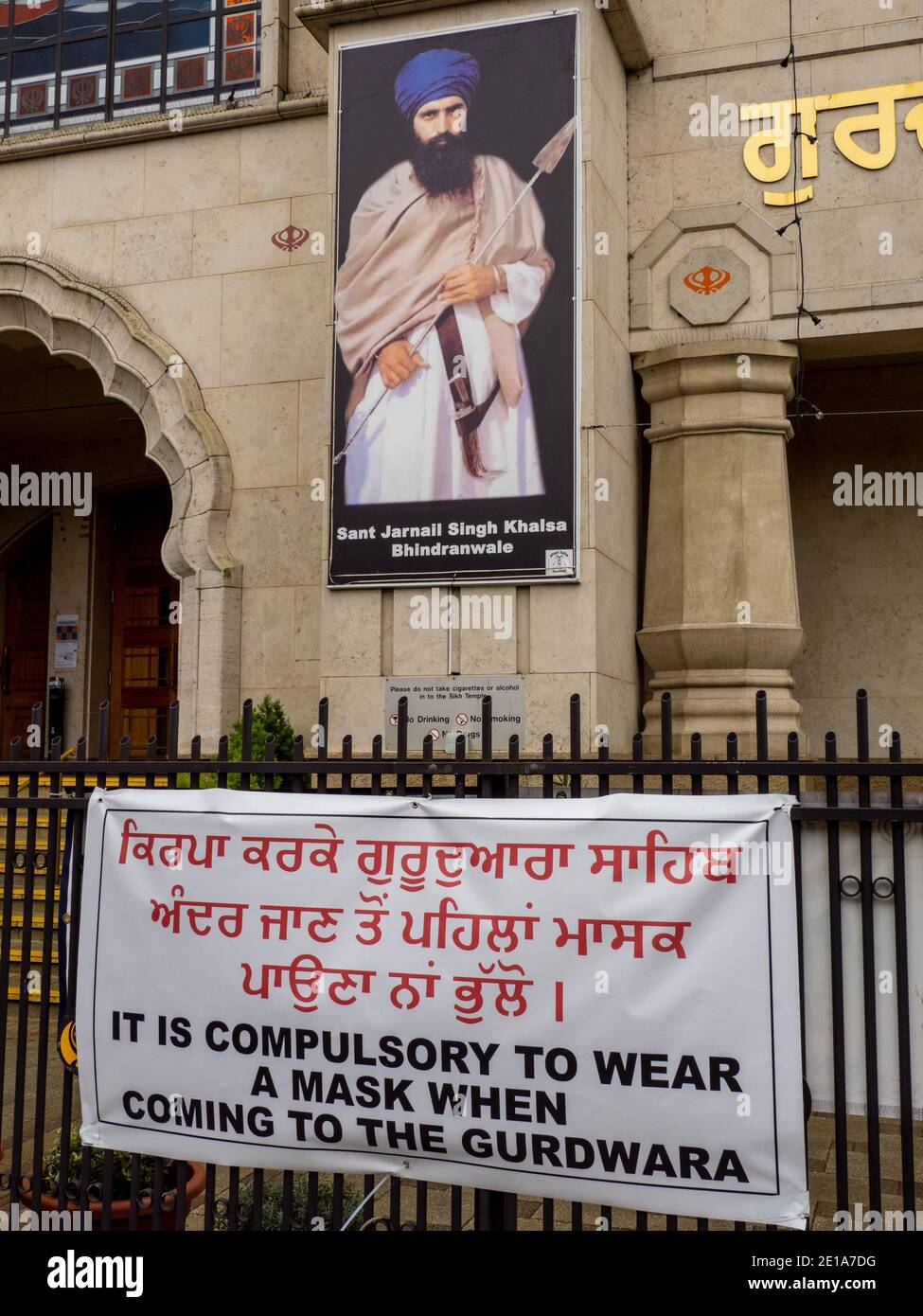 Covid consiglio ai fedeli del Gurdwara Sri Singh Sabha a Southall, un sobborgo ad ovest di Londra. Foto Stock